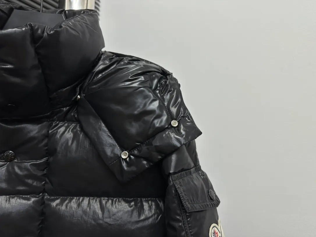 P390 Moncler/ 2026 70 、 。 DNA ， ， 。 Classic ， 、 。 Classic 70 。 Quality， 90 ，Premium Quality ， ，Black ！ Sizes M-3XL